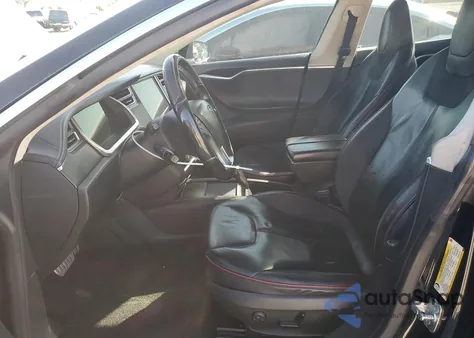 2013 Tesla Model S z USA, uszkodzony, nr VIN 5YJSA1DP4DFP21903